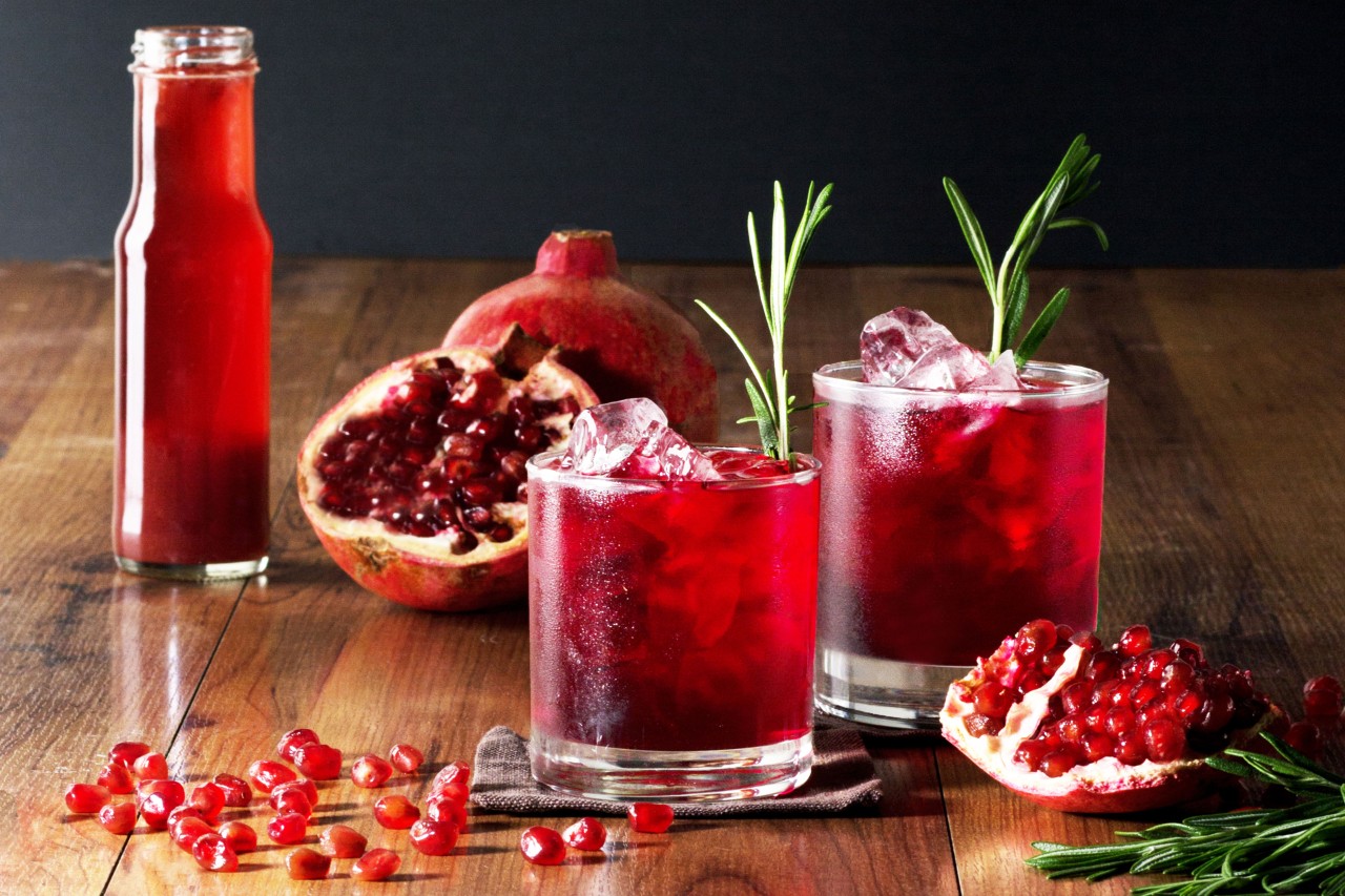 Beverage of pomegranate juice and pomegranate fruit