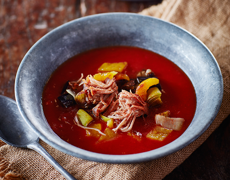 Een klassieke tomaten ombouwen naar een hippe BBQ soep. Voeg in plaats van balletjes en vermicelli eens gerilde groenten en pulled pork toe.
