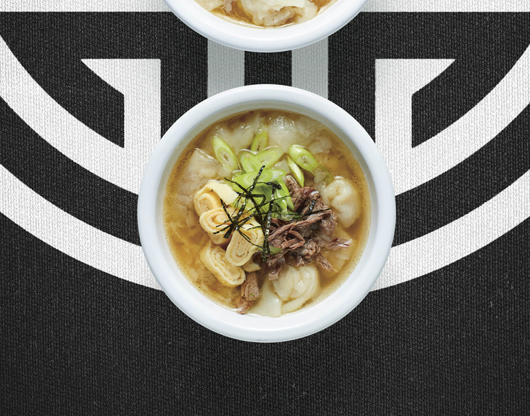 Guk is Koreaanse soep. In deze guk gaan mandu: ofteweldumplings. 