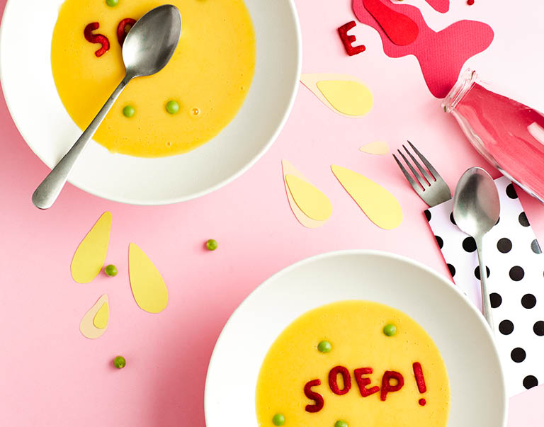 Met een visueel grapje krijg je elk kind aan het eten. De letters zijn gemaakt van brood en gekleurd met bietensap. Als soepballen gebruikten we erwtjes in deze soep van geroosterde gele tomaatjes. Lekker en gezond!