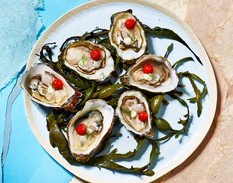 De meeste oesters planten zich in de zomer voort en zijn dan 'laiteuse', wat de smaak niet ten goede komt. Daarom zijn er speciaal gekweekte zomeroesters. Deze zijn lichtzoet van smaak. Met de rode bestomaatjes vormen ze een pareltje van een gerecht.