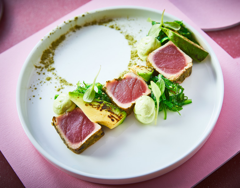 Tataki van tonijn met matcha en avocado