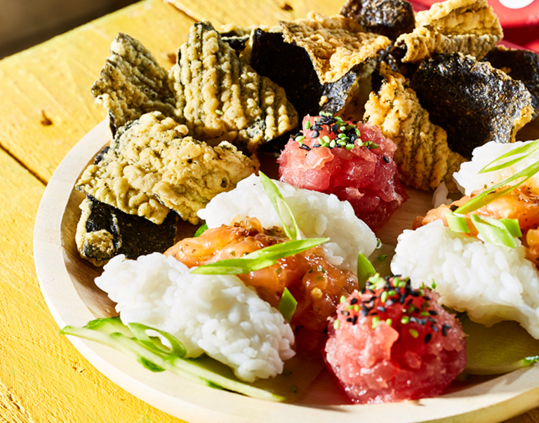 Tartaar van zalm en tonijn met zeewierchips, sushirijst en furikake