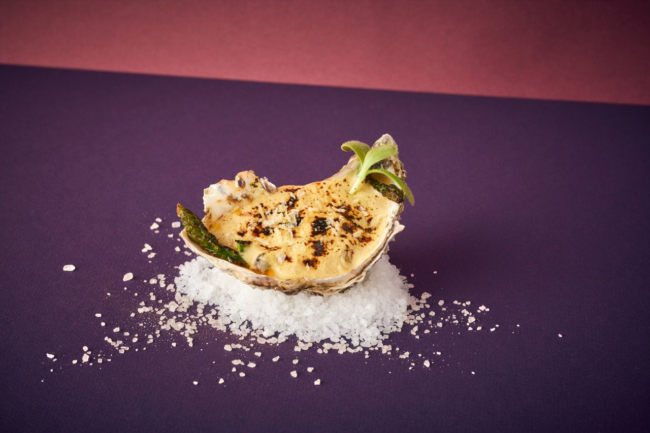 Gegratineerde oester met sabayon van Isid’or, groene asperge en geroosterde panko