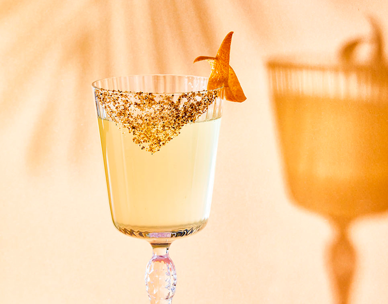 Stirred cocktail met mezcal, grapefruitshrub, bruiswater en gerookt zout. 