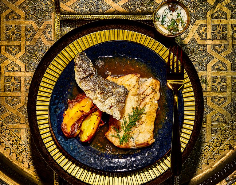 Filet, graat, vel en visvlees: de hele kabeljauw. Een romige visfilet, met een krokantje van vel, een smeuïge visjus en frisse crème fraîche-vissaus.