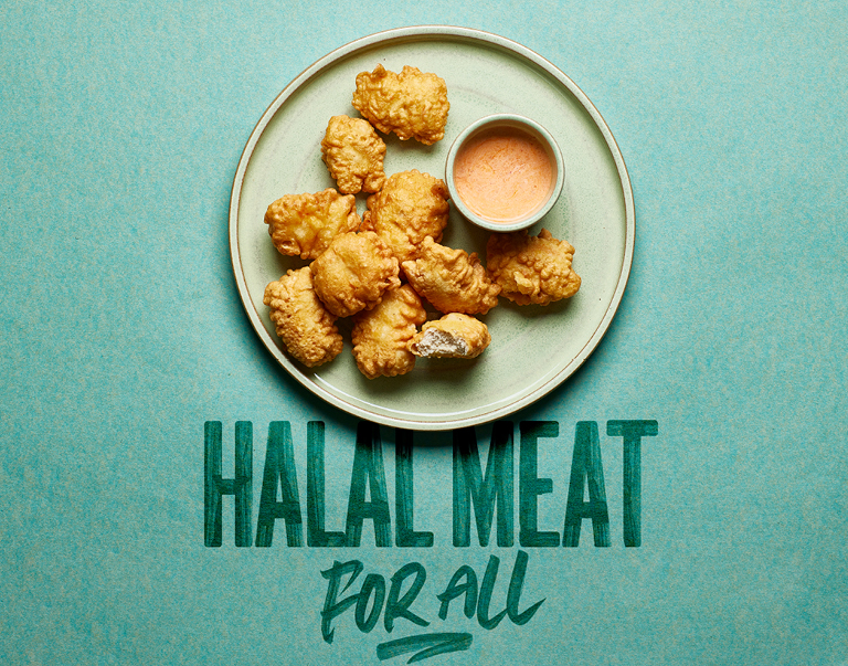 Het beslag van de nuggets van halal kip wordt gekruid met onder meer mosterd-, knoflook-, en chilipoeder. De rozenharissa-mayonaise erbij zorgt voor een geraffineerd accent.