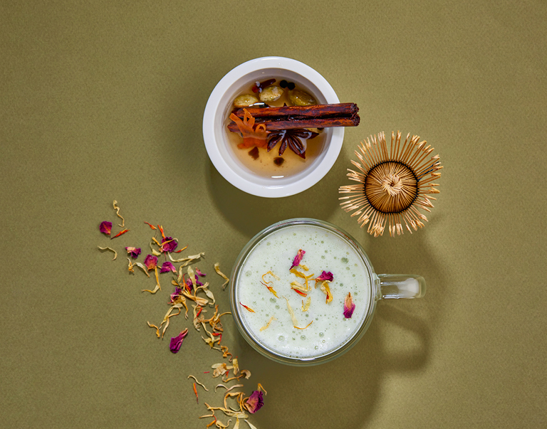 Een combinatie van twee populaire warme dranken uit Azië: chai latte uit India en matcha uit Japan. Het levert een zachte, romige en kruidige drank op. De flower sprinkles zorgen voor een kleurrijk accent én een subtiele smaaknuance.