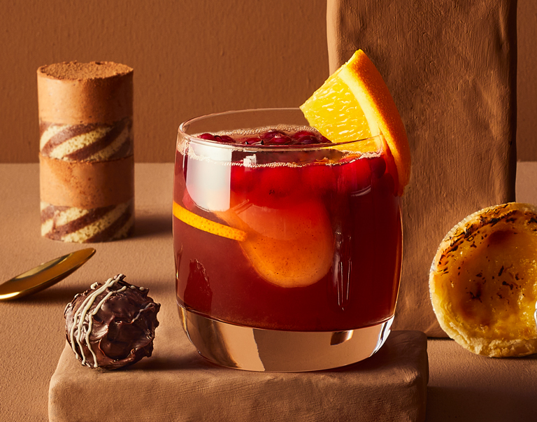 Warme cocktail van cranberry’s met honing en speculaaskruiden