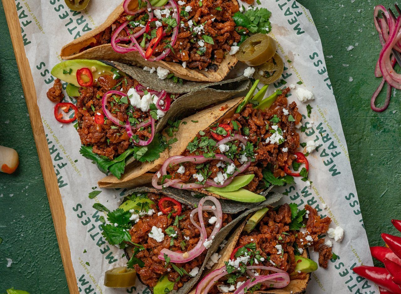 Taco's met vegetarisch gehakt van Meatless Farm, groene paprika en rode ui. Afgetopt met  jalapeño, avocado, feta en ingelegde rode ui.
