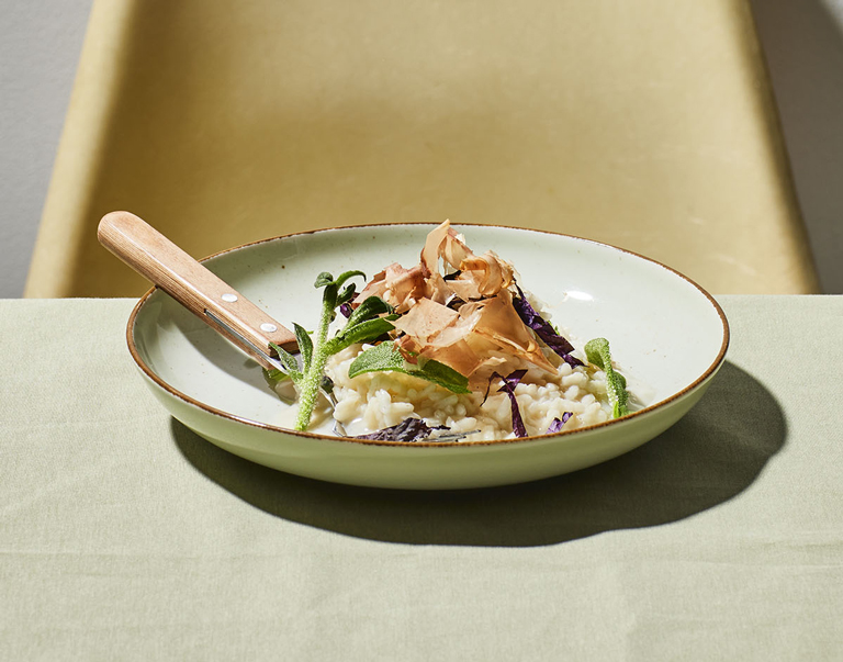 Een klassieker uit de Italiaanse keuken, maar dan met oosterse accenten. De parmezaan is vervangen door ricotta. Als bouillon is dashi gebruikt, als garnering Shiso purple, chilipeperstrips en katsuobushi.