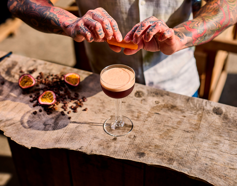 Deze koffiecocktail is gemaakt met de Espressobonen van Douwe Egberts. Met deze Biologisch & Fairtrade bonen ga je voor een BEWUSTE en duurzame keuze. 