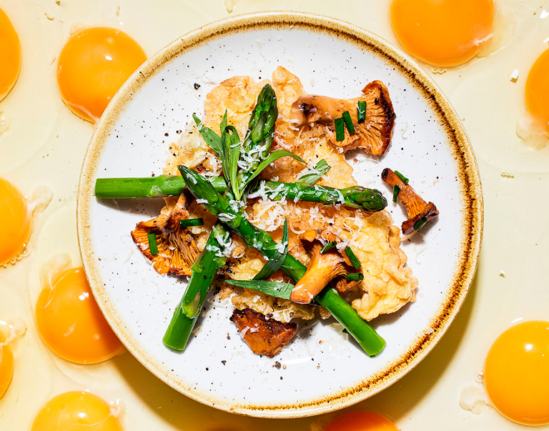 In deze frittata met wilde paddenstoelen loopt het ei iets uit en souffleert en bakt het tegelijkertijd. Het resultaat is een lekker wild uitziende, luchtige omelet. De smaak van de cantharellen en groene asperges past er perfect bij.