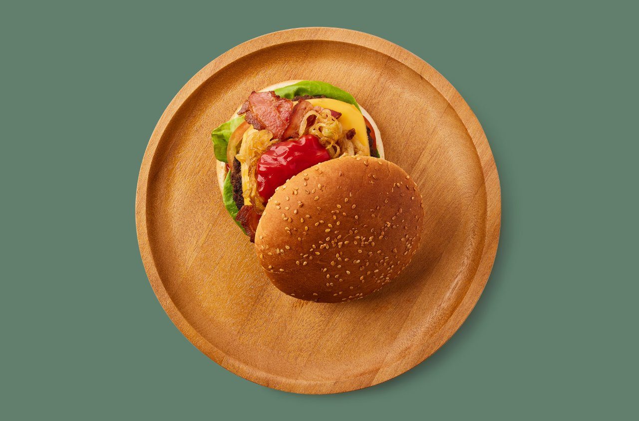 De klassieker: broodje hamburger met bacon en gesmolten cheddarkaas