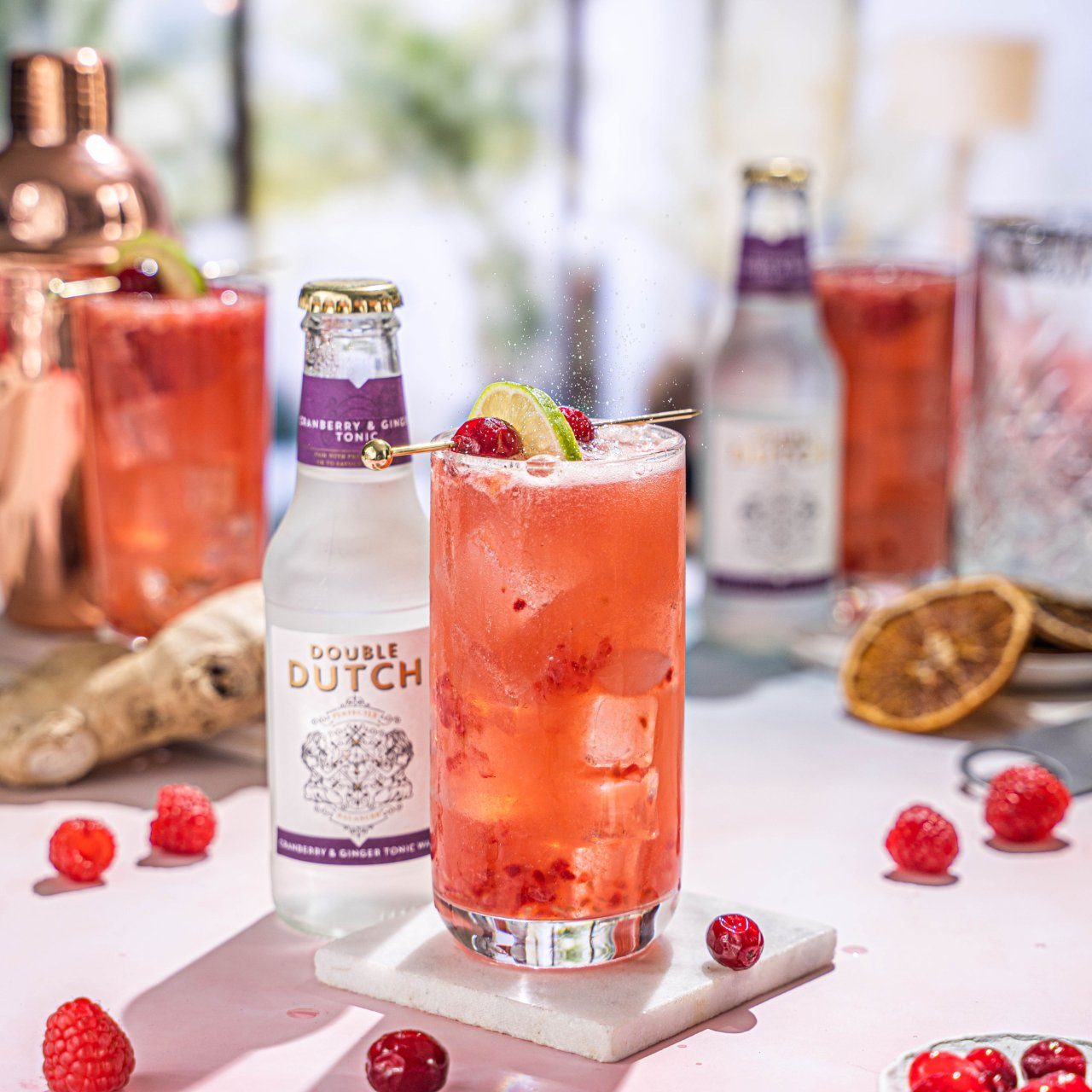 Onze Raspberry Smash is gemaakt van onze zoete en pittige Double Dutch Cranberry & Ginger Tonic, gemengd met verse frambozen, knapperige wodka en limoensap!