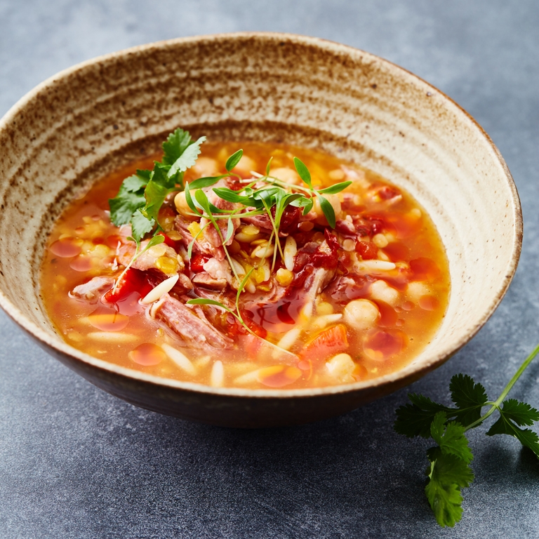 Een goede soep kan op verschillende manieren gemaakt worden. Wij serveren drie recepten van deze soep elk met een andere basis.