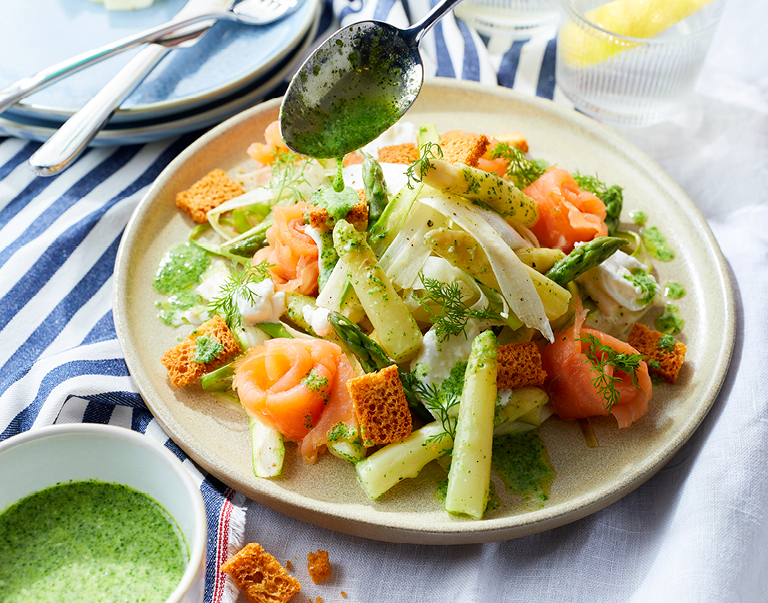 Salade van groene en witte asperges met venkel, gerookte zalm en een dressing van waterkers