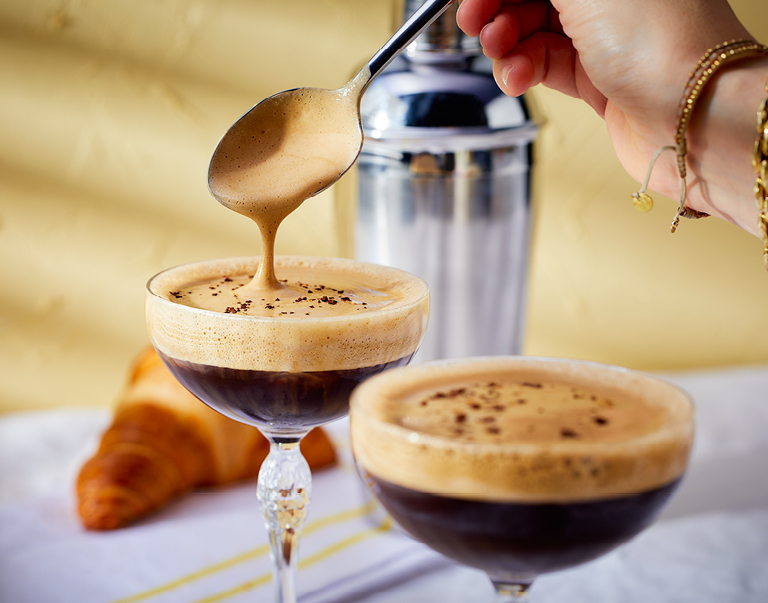 IJskoude Espresso Martini met warme sabayon van koffie