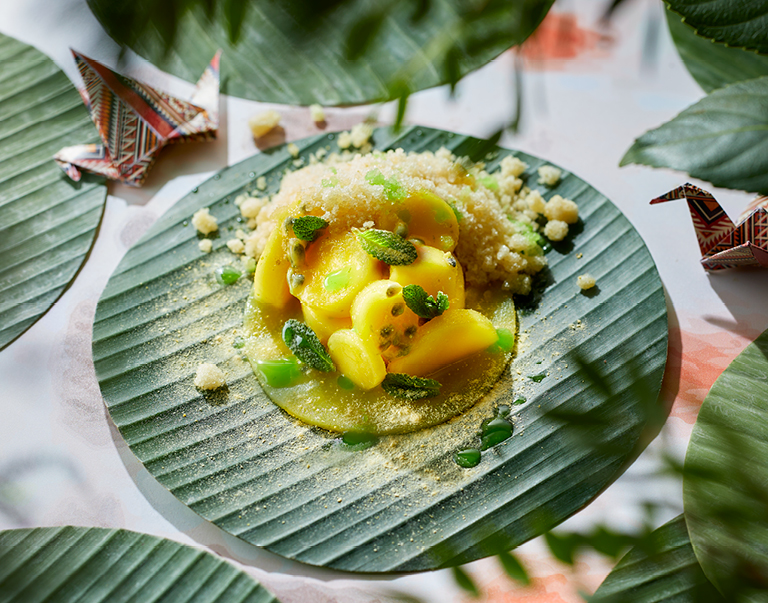 Gemarineerde mango met schaafijs van jasmijnthee en knalgroene muntolie