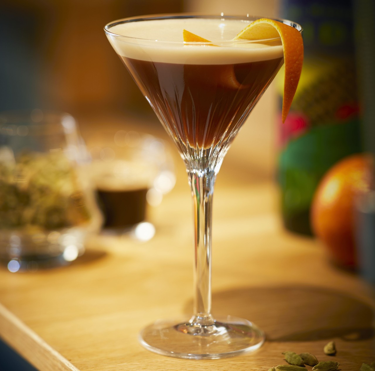 Espresso Martini met een frisse en rokerige twist met citrustonen van Mandarine Napoleon en cardamom. 