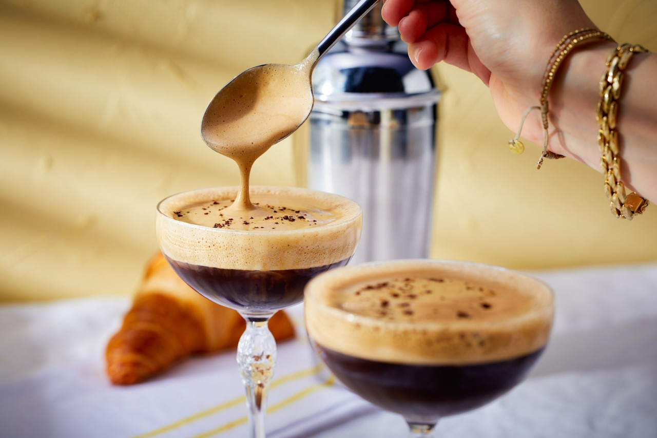 Bekijk het recept Espresso martini met sabayon van koffie
